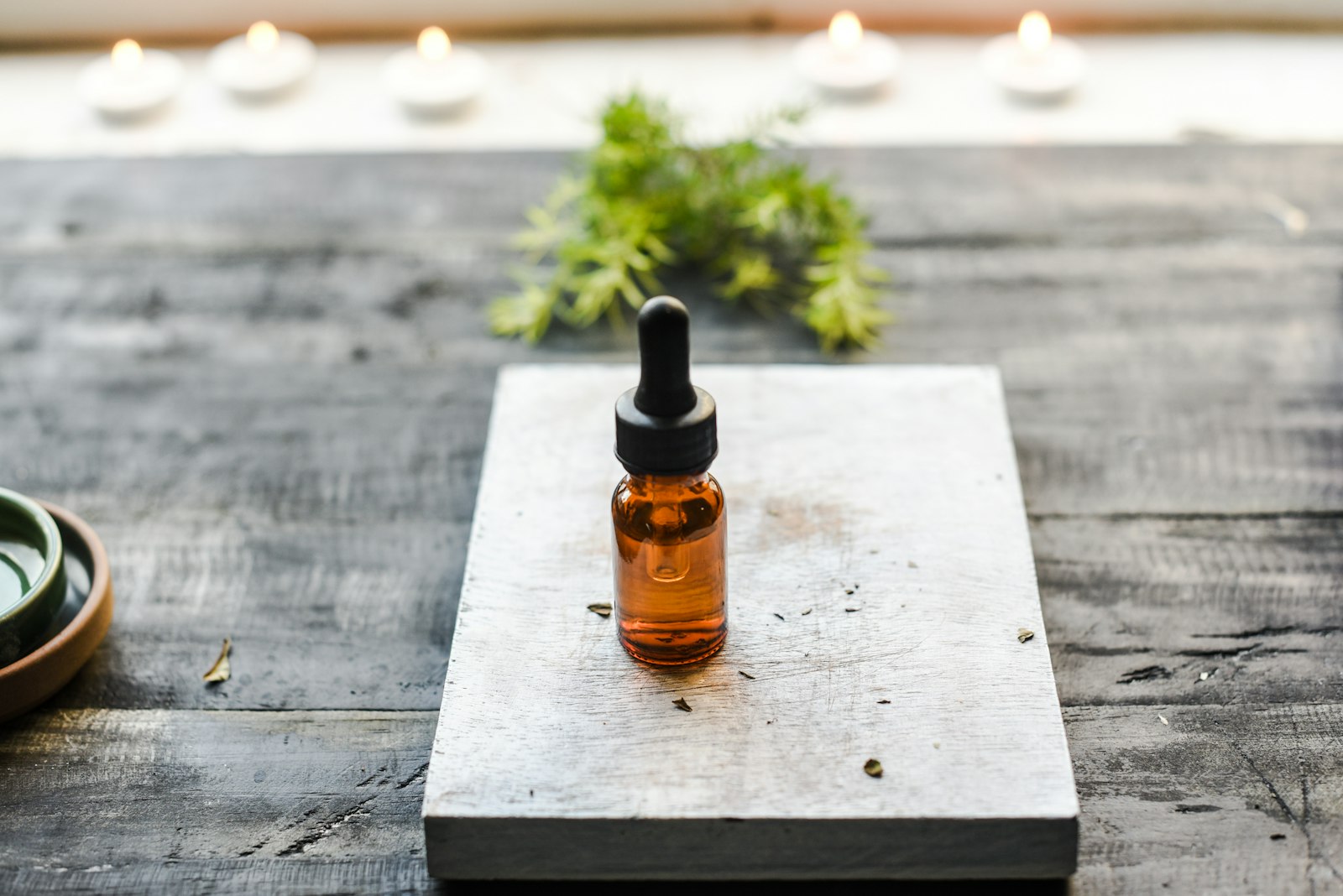 Ambiance feutrée du cabinet : huiles, bougies et plantes